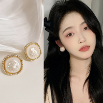 Korean retro cold wind earrings womens autumn style high-end temperament light luxury pearl earrings niche design earrings