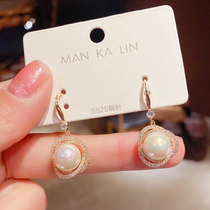 South Koreas 2021 new trendy zircon twining pearl earrings femininity atmospheric earrings net red design sense earrings