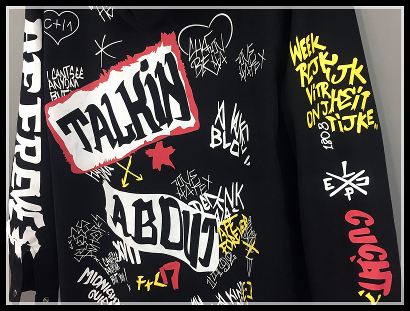 18 mùa thu mới của nam giới áo choàng dài trùm đầu thư hip-hop graffiti in áo khoác Pan Yibai với cùng một đoạn áo gió điều hoà