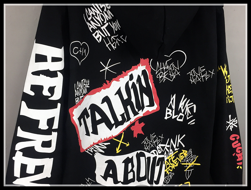 18 mùa thu mới của nam giới áo choàng dài trùm đầu thư hip-hop graffiti in áo khoác Pan Yibai với cùng một đoạn áo gió điều hoà