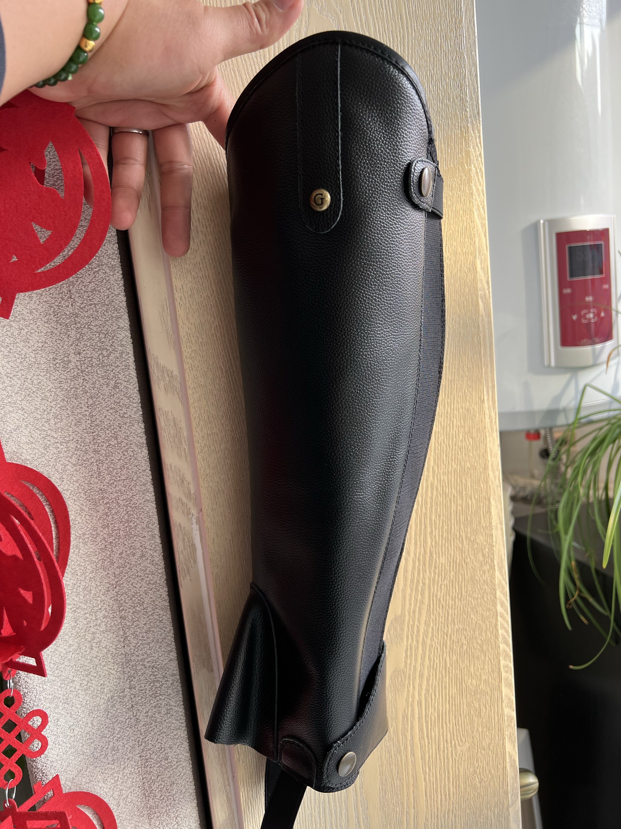 上層の牛革乗馬用レギンス、大人と子供用のライチグレインレギンス、チャップスのジッパーは上から下まで引っ張られます