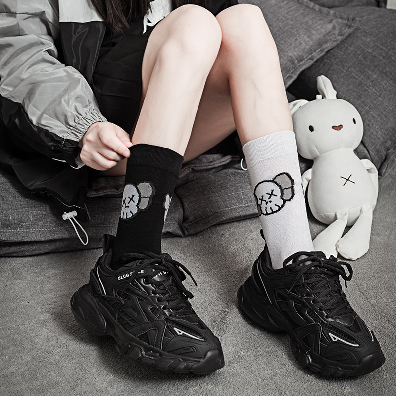 Middle cylinder Sox women's thin section Charins Chains Chains Street Cartoon Cute Couple Academy Wind Cotton Black & White Sports Wind Calf Socks