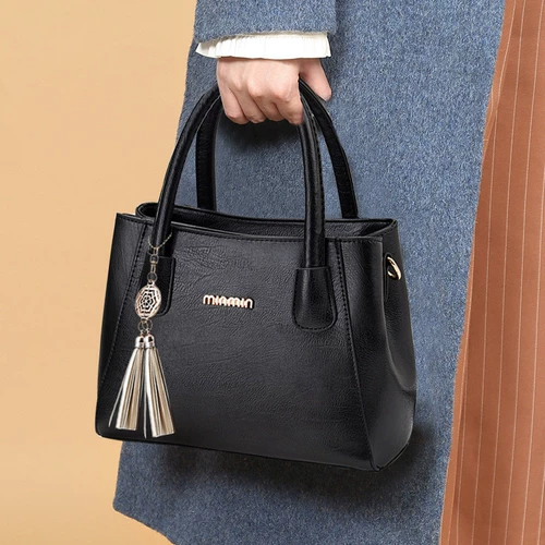 Средние и пожилые люди с рукой.