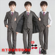 Chàng trai nhỏ phù hợp với phù hợp với mùa xuân và mùa thu mới của Hàn Quốc phiên bản của hoa trẻ em childrens phù hợp với ba mảnh bộ trẻ em vừa ăn mặc áo khoác thủy triều