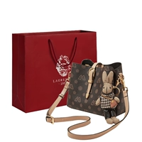 Брюс с маленьким кроликом