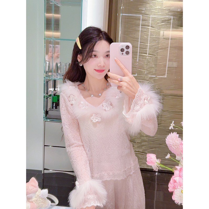Missluxury【Fragrant Beauty】Furry V-Neck Knitted Lace Top for Women, Slim Fit, Slimming Base Shirt for Autumn Missluxury【Fragrant Beauty】Furry V-Neck Knitted Lace Top for Women, Slim Fit, Slimming Base Shirt for Autumn