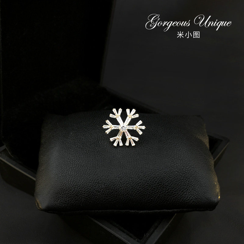 590 limited amount of brass inlaid super shiny snow flower buckle pin mini anti-walk light small brooch sweaters sweatshirt with no pin accessories