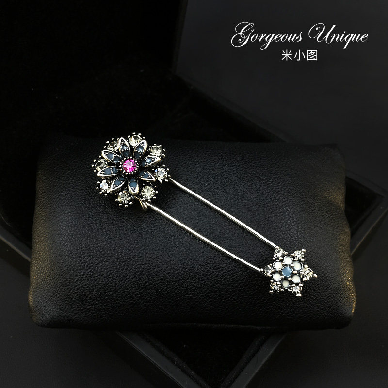 High-end retro brooch couple crystal inlaid metal daisy suit sweater jacket lady pin accessories 625
