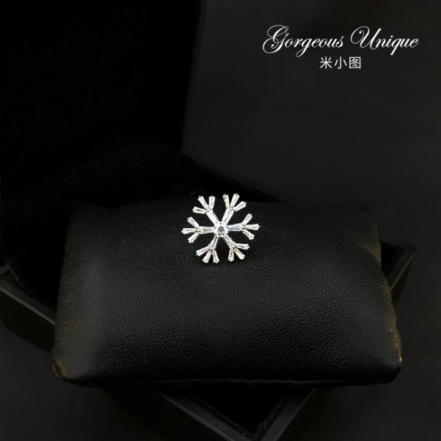 590 limited edition copper-inlaid ultra-glitter snowflake pin mini anti-exposure small brooch sweater cardigan pin accessories