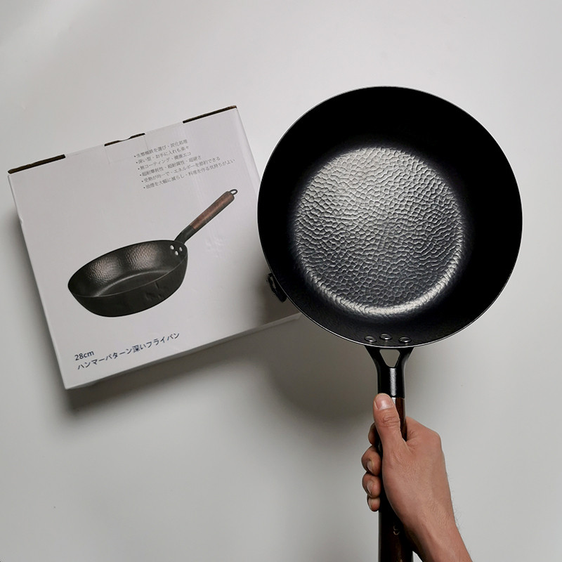 It is hard to use the Island Nation God Pot Japan High Pure Iron No Coated Iron Pan Flat Bottom Pan Lightweight Frying Pan 28