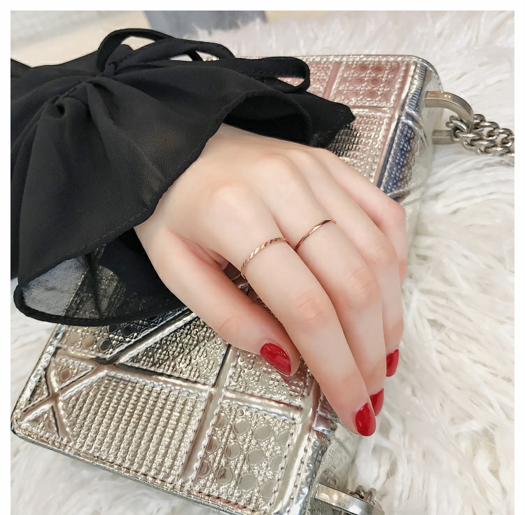 Phiên bản Nhật Bản và Hàn Quốc của hỗn hợp lượn sóng tinh tế và phù hợp với các mẫu nhẫn nữ nhẫn kết hợp nhẫn titan thép không gây dị ứng trang sức nhẫn vàng trắng