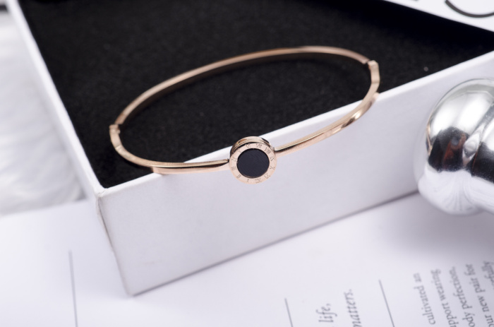 Phiên bản Hàn Quốc bằng thép titan mạ vàng hồng 18K, vòng đeo tay nữ vàng châu Âu và Mỹ Vòng đeo tay tròn màu đen đơn giản vòng cuff bạc