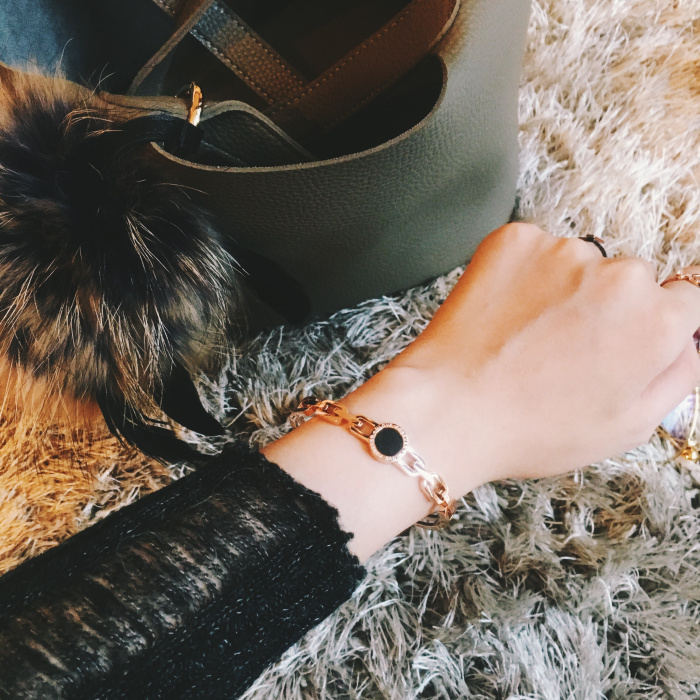 Thời trang hipster châu Âu và Mỹ mạ vàng hồng 18K bằng vàng titan vòng đeo tay bằng thép nữ cổ điển Nhật Bản và Hàn Quốc của vòng đeo tay mở với phụ kiện vòng trầm hương