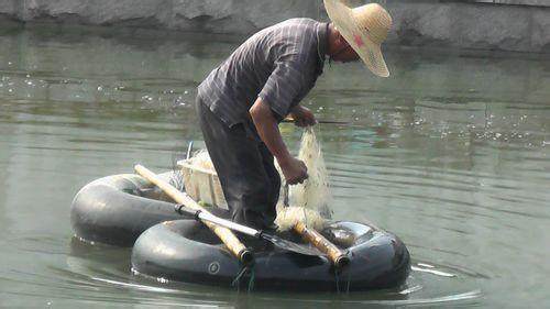 Fishing boat in the fishing boat tire off the net