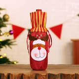 Рождественские украшения, белье, красное вино, пивная бара бара магазин окна сцены сцены с красной рождественской шляпой