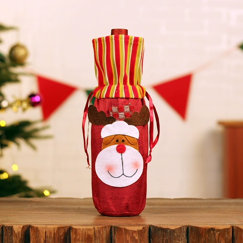 Рождественские украшения, белье, красное вино, пивная бара бара магазин окна сцены сцены с красной рождественской шляпой