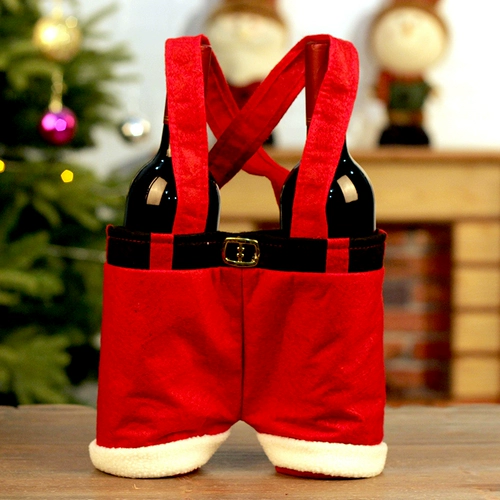 Рождественские украшения, белье, красное вино, пивная бара бара магазин окна сцены сцены с красной рождественской шляпой