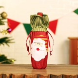 Рождественские украшения, белье, красное вино, пивная бара бара магазин окна сцены сцены с красной рождественской шляпой