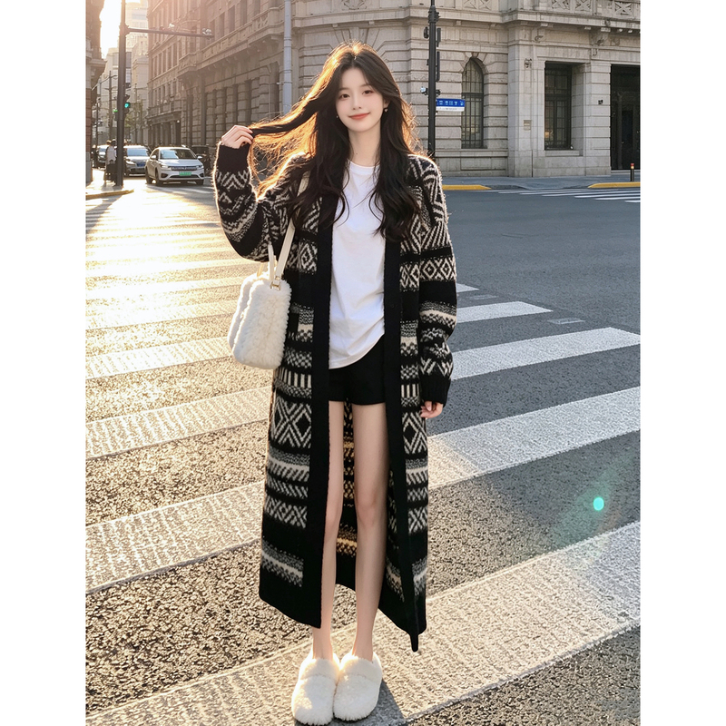 Diamond-Shaped Retro Black Mid-Length Sweater Coat for Women, Autumn and Winter, Loose Fit, Slimming, Casual, Over-The-Knee Knitted Cardigan, Designer Brand Diamond-Shaped Retro Black Mid-Length Sweater Coat for Women, Autumn and Winter, Loose Fit, Slimming, Casual, Over-The-Knee Knitted Cardigan, Designer Brand