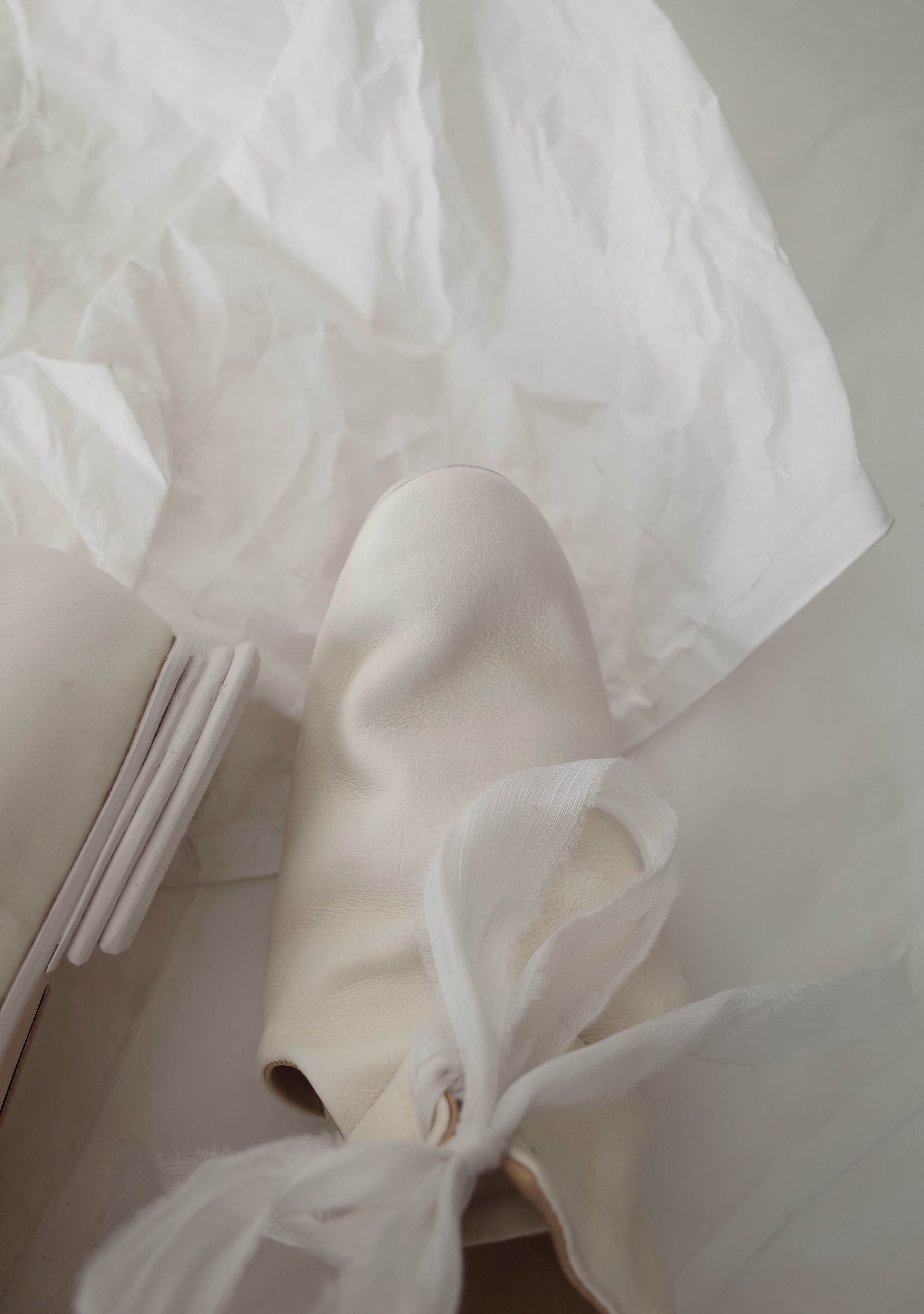 Темная обувь home work 18ss 简洁褶皱镂空丝带装饰鞋 白 atelier