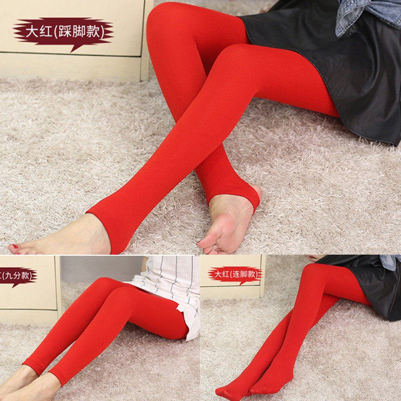 Autumn and winter wedding brides wear red socks, red pantyhose and velvet warm underwear