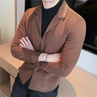 Глубокий кофе V -neck