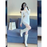 Белое демисезонное приталенное трикотажное платье, юбка, воротник поло