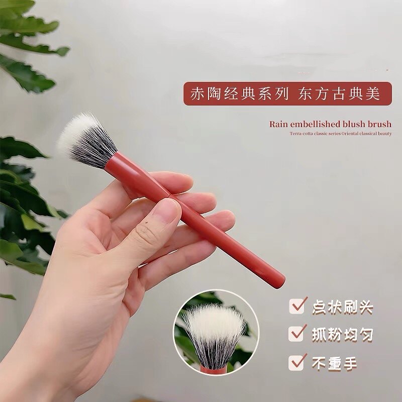The stippling brush is really easy to use. The blush brush is double-layered with pure wool. The animal hair is clear, natural, even and does not pierce the face.