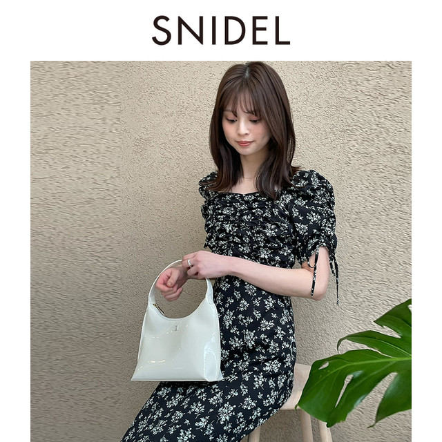 SNIDEL2024 ພາກຮຽນ spring ແລະ summer ຜະລິດຕະພັນໃຫມ່ຫວານ suspender ແອວບ່າຫນຶ່ງພິມຊາພັກຜ່ອນ dress SWFO242033