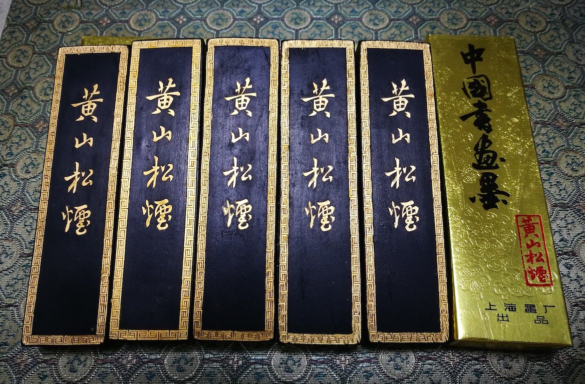 Hui - Shanghai Ink Factory produced Huangshan pine ink two or two installed in 1988