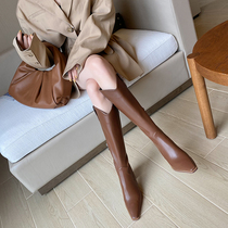 The small man is tall ~ 7cm thick and Knights boots V mouth plus velvet boots
