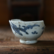 Fragments of old cups and wine cups from the Ming and Qing Dynasties. Specimens of old porcelain cups and old porcelain fragments used for gold repair. Old porcelain fragments from the Ming and Qing Dynasties.