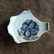 Specimens of blue and white porcelain shards from the Ming and Qing dynasties. Specimens of old blue and white porcelain shards from the Hongzhi and Zhengde period in the mid-Ming Dynasty. Samples of ancient porcelain shards.