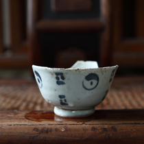 Fragment of a small Wanli blue and white cup from the mid-to-late Ming Dynasty specimens of old porcelain fragments from broken porcelain used in gold repair and ancient porcelain from the Ming and Qing Dynasties