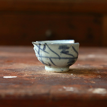 A fragment of a tea-patterned blue and white cup from the reign of Kangxi and Yongzheng in the middle and early Qing dynasty. The specimen is made of gold and is made from ancient porcelain fragments from the Ming and Qing dynasties.