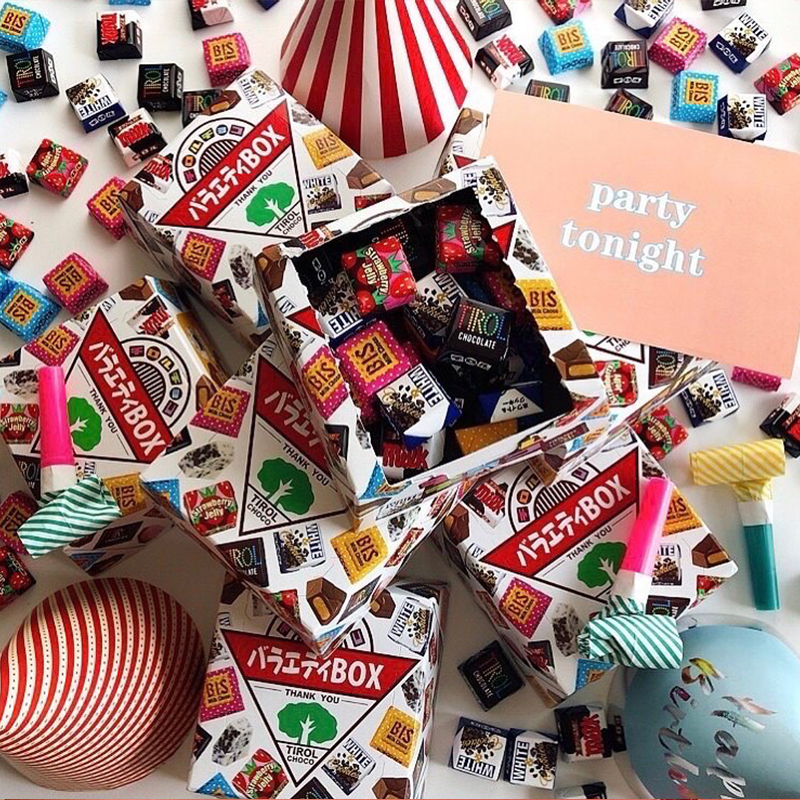 2 boxes of Japanese imported snacks Tirol Pine Tail Sandwich Chocolate children Candy Gift Box Dress Gift