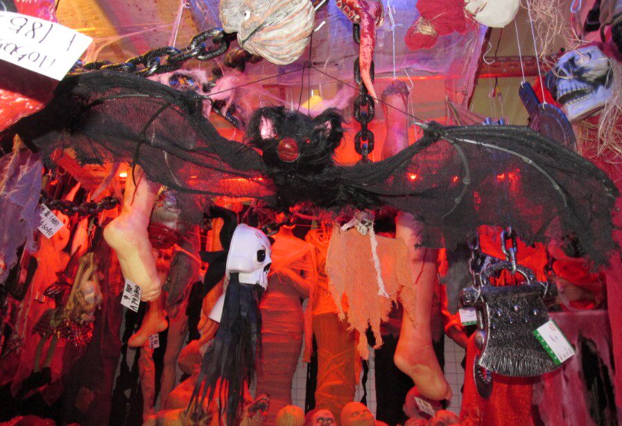 Halloween decoration supplies ghost festival decoration bar KTV haunted house secret room set tricky props imitation bat