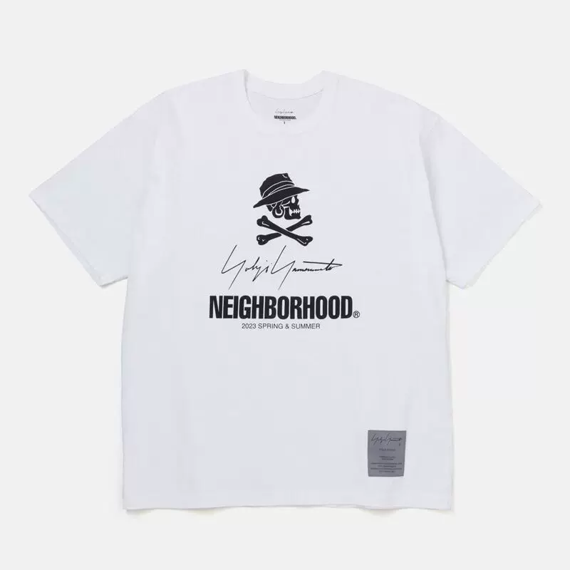 Совместная модель NEIGHBORHOOD NBHD x Yohji Yamamoto: футболка с короткими рукавами и круглым вырезом, со скульптурным принтом