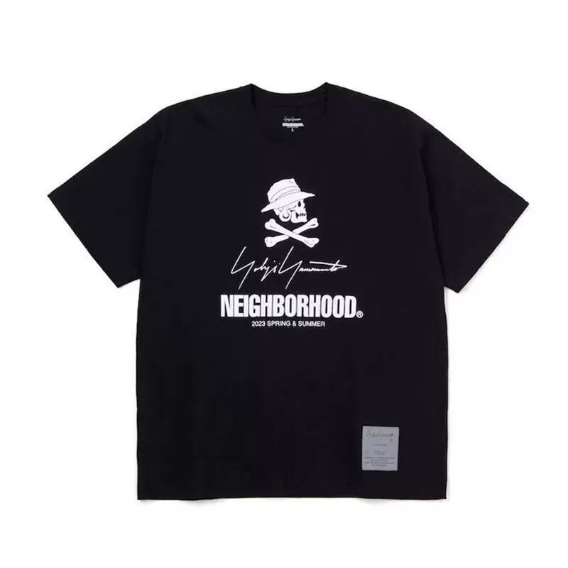 Совместная модель NEIGHBORHOOD NBHD x Yohji Yamamoto: футболка с короткими рукавами и круглым вырезом, со скульптурным принтом