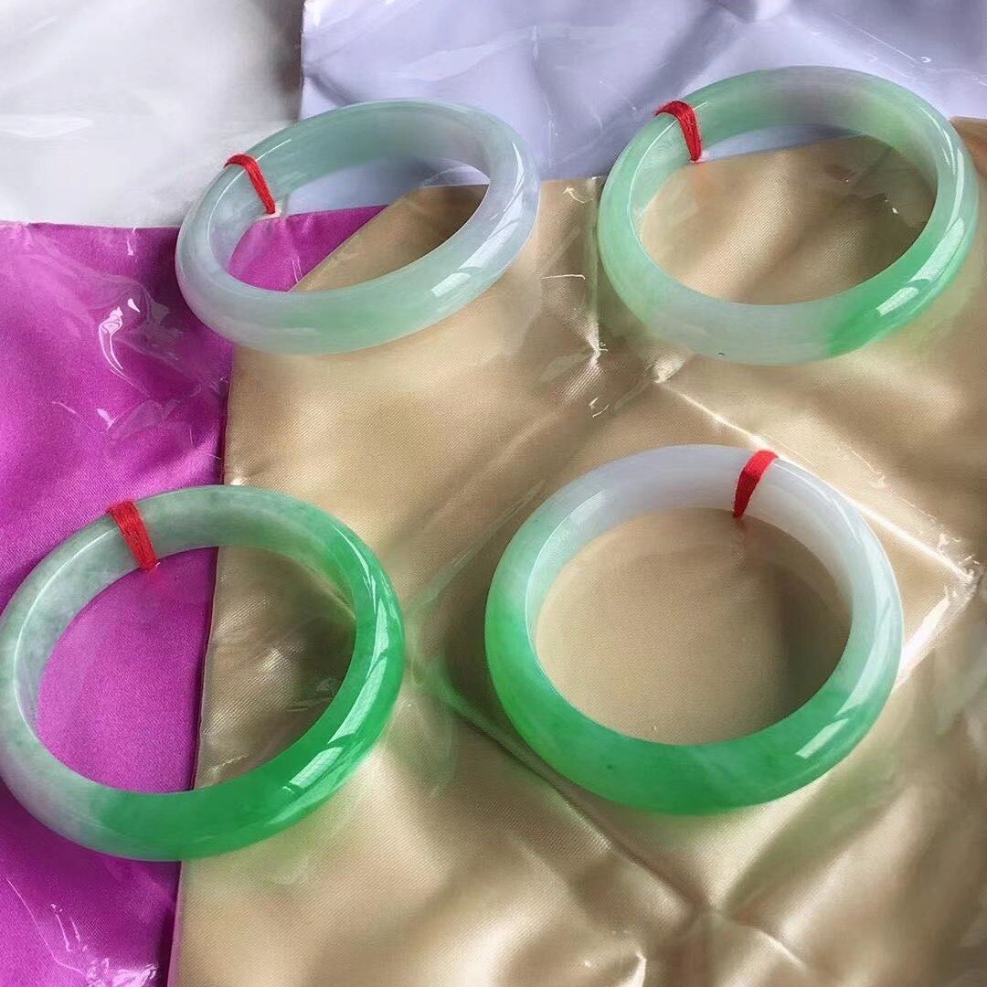 Ice breeds Myanmar natural A goods emerald jade bracelet female Guido jade bracelet round bar and green with a flower mother