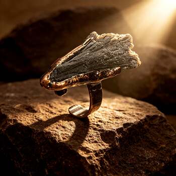 Retro style natural black tourmaline eagle tail stone phoenix tail stone rough irregular opening bronze adjustable ring