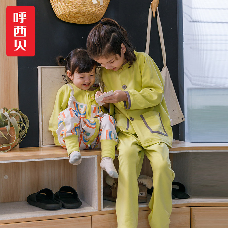 Summer strawberries are sleeping baby baby baby baby in a single - layer pure cotton sleeping bag in a legged air conditioning room