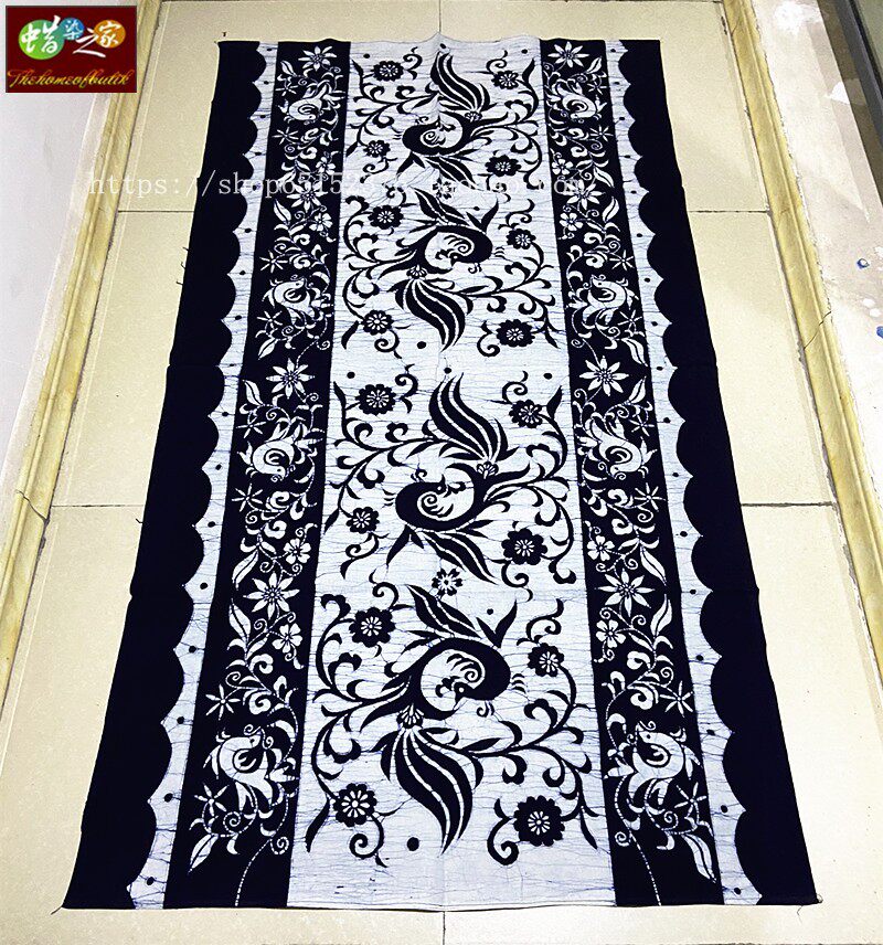 Wax dyeing long table cloth Miao ethnic wax dyeing and painting wall-mounted table cloth door curtain Fly flying flowers 100 * 160CM