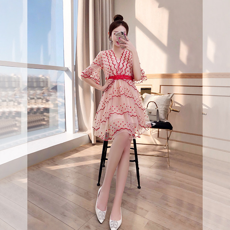 Temperament small skirt can be sweet or salty 2022 new women's summer dress big swing skirt mesh V-neck pink dress