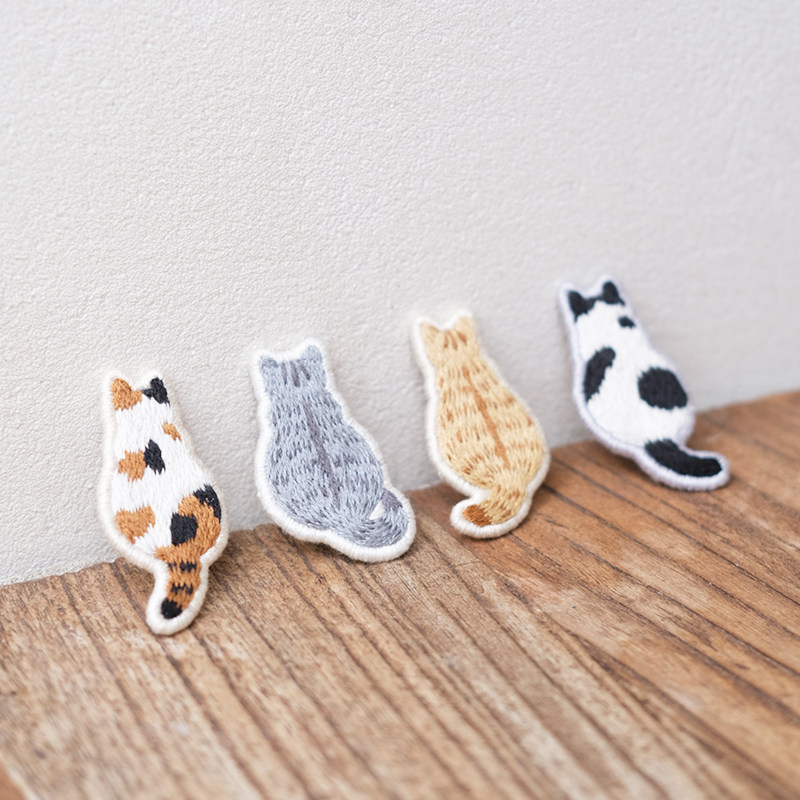 ins wind healing handmade diy embroidered with four kittens cute brooch button material bag Seven New Year's Valentine's Day delivery boyfriend 