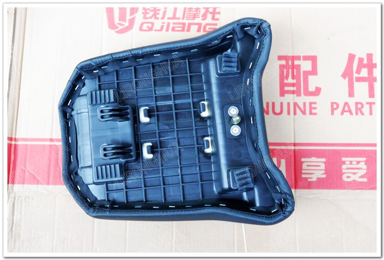 Nhà máy nguyên bản của Qianjiang Benelli Chariot TRK502 Jinpeng BJ500GS-Một đệm trước / sau (mới) - Đệm xe máy bao yên xe máy