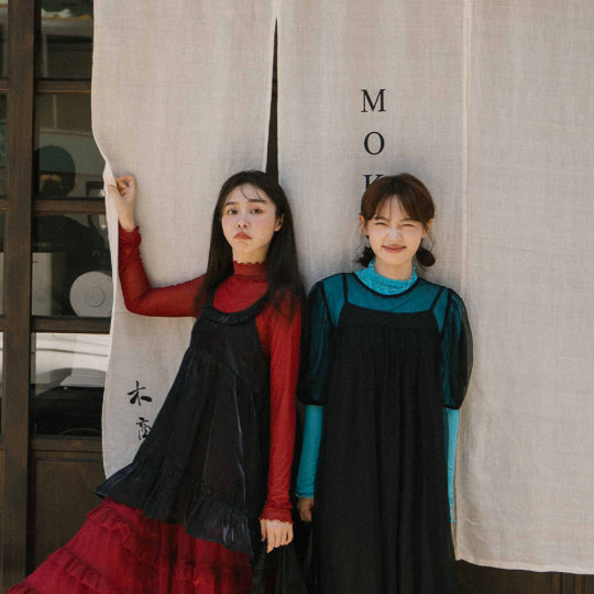 QUEENSHOP 2025秋冬新品女装饱和色系木耳边透肤长袖上衣01099100