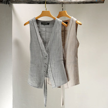 Covering the waist and appearing slim, layering versatile tank tops for casual and elegant vests