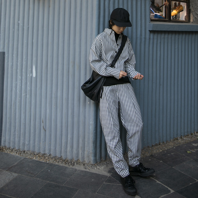 Walking on a non-stop high waist retro black and white plaid tapered smoke pipe pants