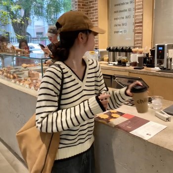 2025 new autumn and winter korean style color-blocked striped v-neck pullover sweater, lazy style, loose and versatile top for women